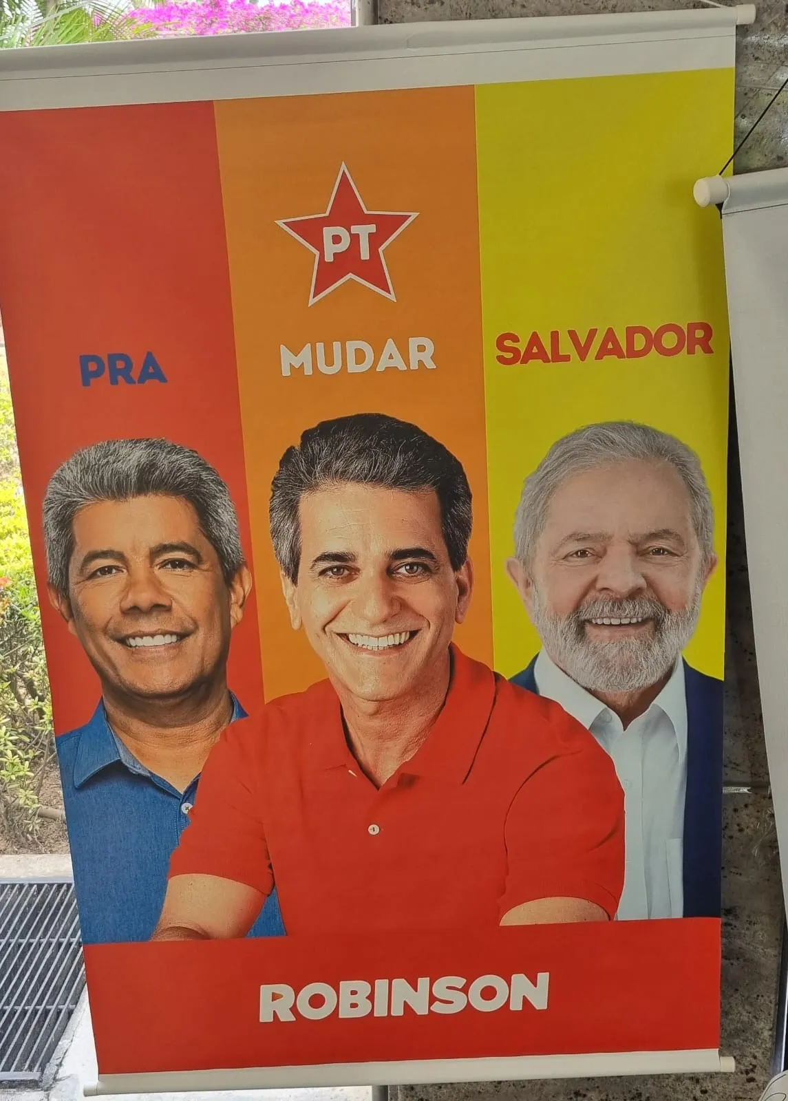 Banner na entrada da ALBA coloca Robinson ao lado de Jerônimo e Lula, nos moldes de uma campanha eleitoral petista