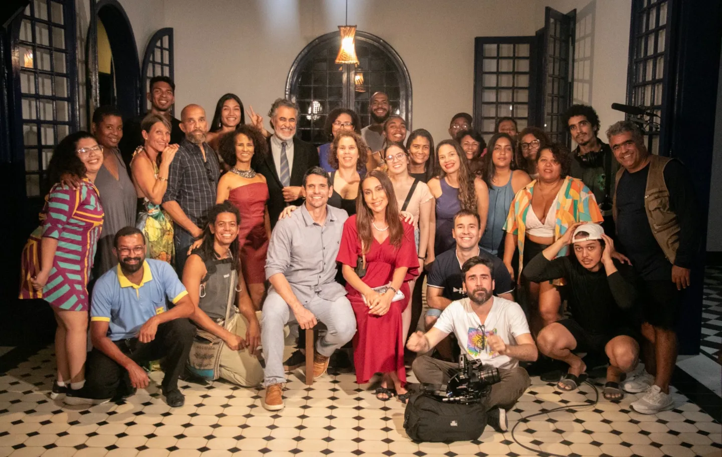 Equipe completa de Melodia de Amor comemora e registra em foto o fim de mais um dia de gravações na Ilha de Itaparica