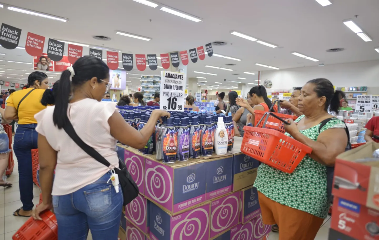 Shopping abre às 6h e recebe grande movimento em Salvador; veja
