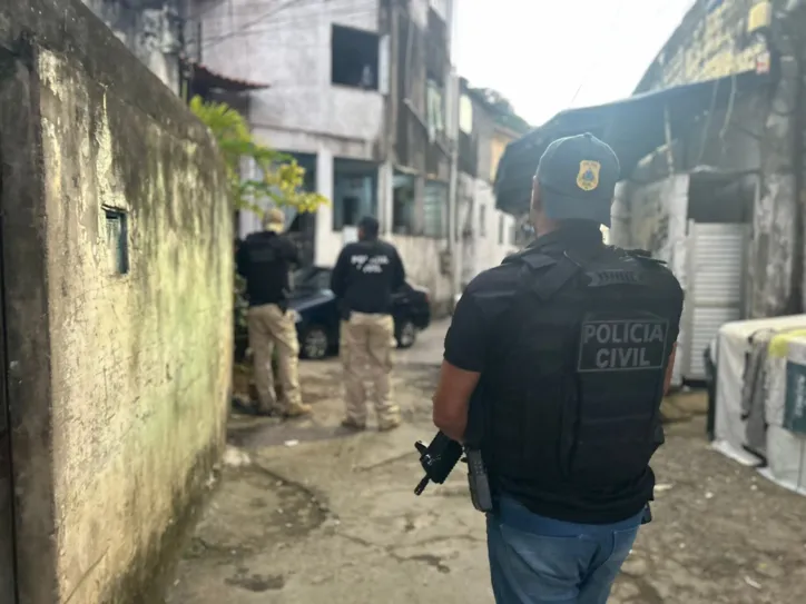 Imagem ilustrativa da imagem Acompanhe 200 policiais cercando 5 bairros de Salvador