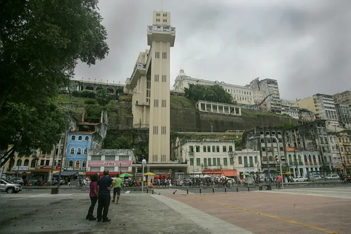 O Elevador Lacerda desempenha um papel fundamental na ligação entre as duas partes da cidade