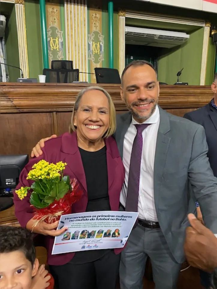 Selma Morais, a Coroa de Mochila, ao lado do vereador Augusto Vasconcelos