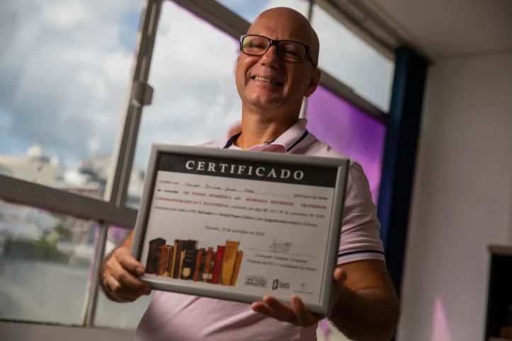 Na foto: Manoel Benício Dias e seu certificado do curso de extensão da área de cinema da FTC