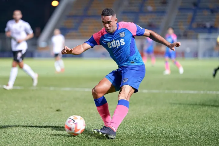 Nando em ação pelo Kitchee