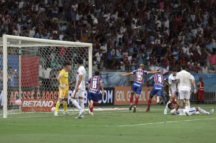 Jogadores do Bahia comemoraram gol de Kanu, no primeiro tempo