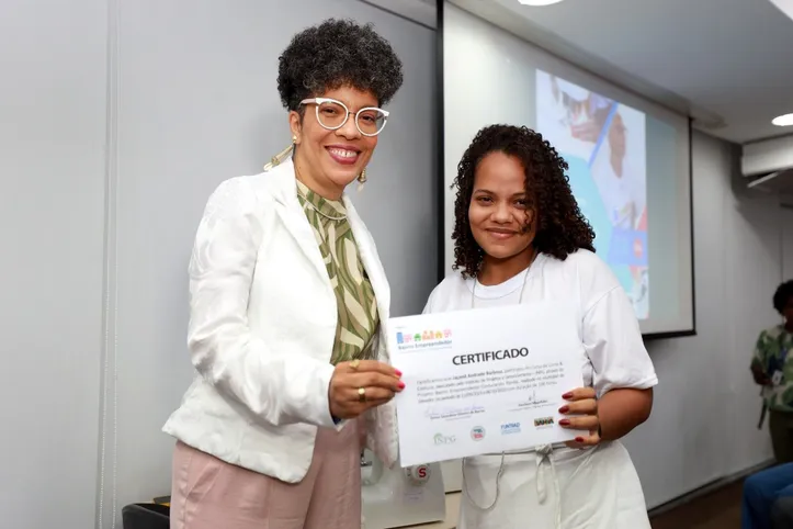 Imagem ilustrativa da imagem Bairro Empreendedor: mulheres recebem certificação e equipamentos