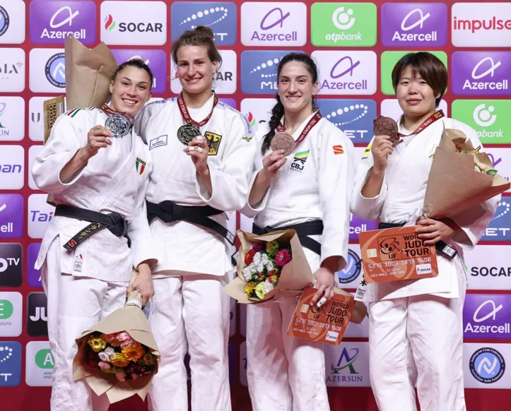 Mayra Aguiar (3ª da esquerda para a direita) posa com a medalha de bronze