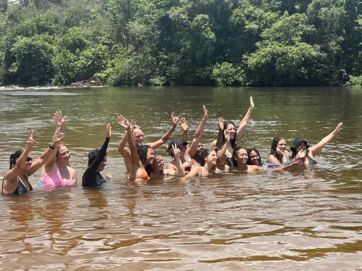 O grupo da expedição durante o banho na Prainha do Rio Novo