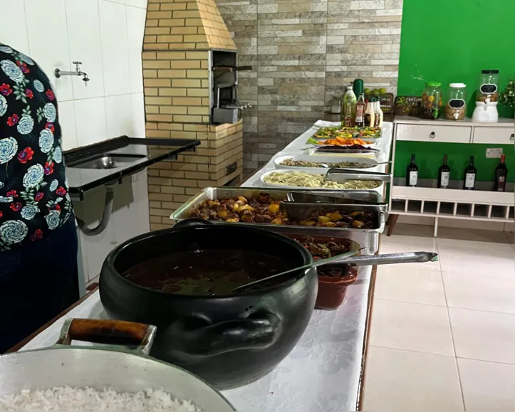 Pratos servidos durante o almoço no restaurante Comida Caseira Sabor de Mãe