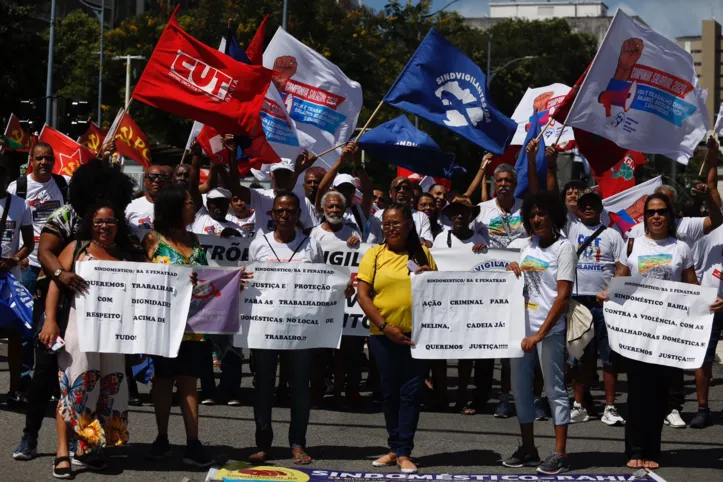 Grupos aproveitam o ato para protestar