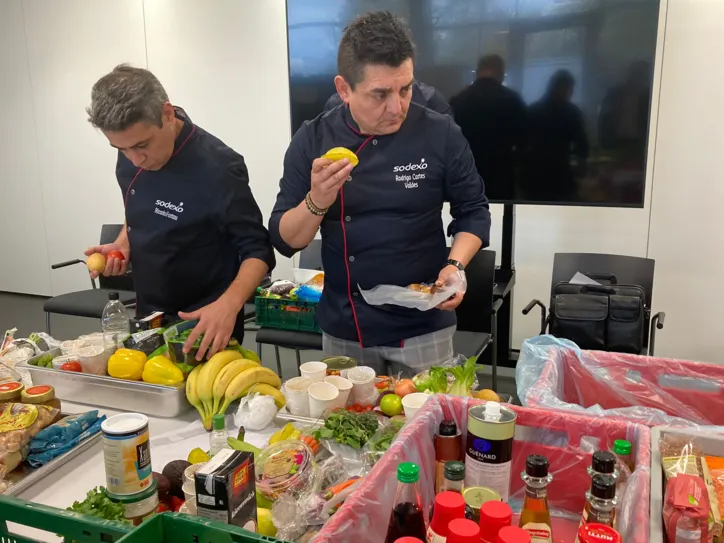 Chef Ricardo Fontana Machado na preparação dos pratos