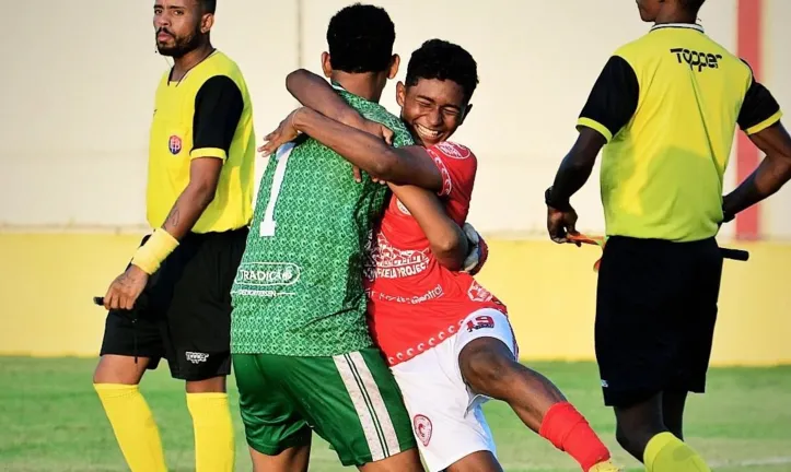 Jogadores do Camaçariense comemoram classificação nos pênaltis sobre o Jacuipense, no sub-15