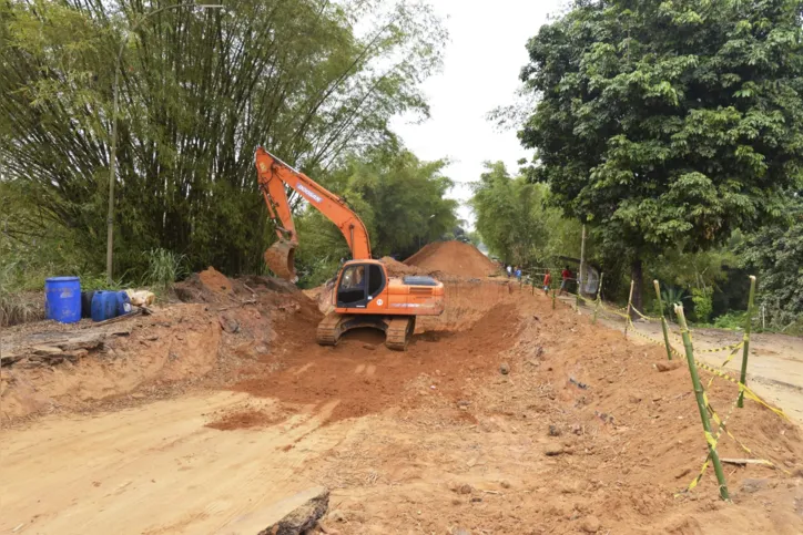 Imagem ilustrativa da imagem Cratera na Estrada do Derba chega a 12 dias sem previsão de conclusão