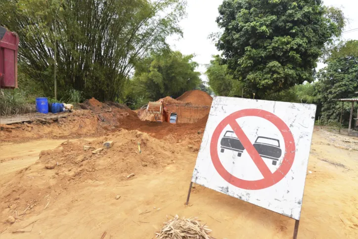 Imagem ilustrativa da imagem Cratera na Estrada do Derba chega a 12 dias sem previsão de conclusão