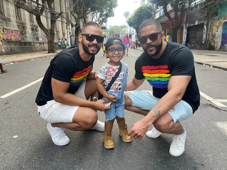 Jean (à esq) e sua família na 20ª parada LGBTQIAPN+