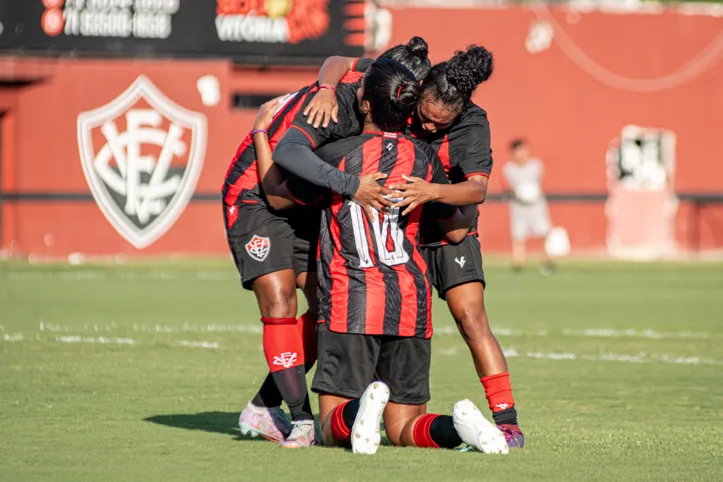 Leoas da Barra comemoram o gol marcado por Laís, na primeira etapa