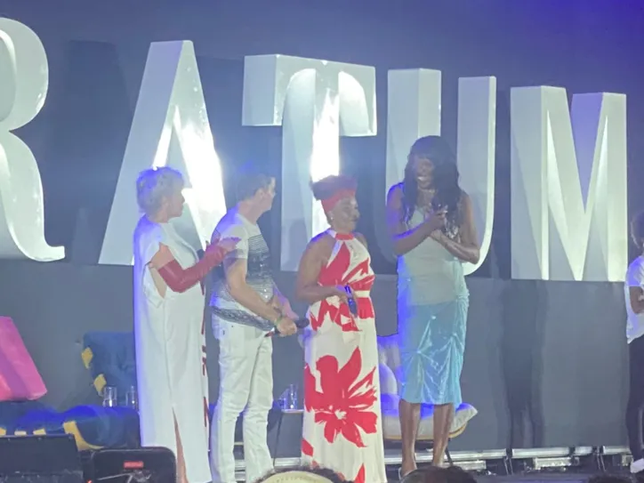 Em um momento marcado pela emoção, Majur recebeu a mãe no palco