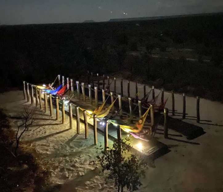 Redário a céu aberto localizado no mirante da Korubo Safari