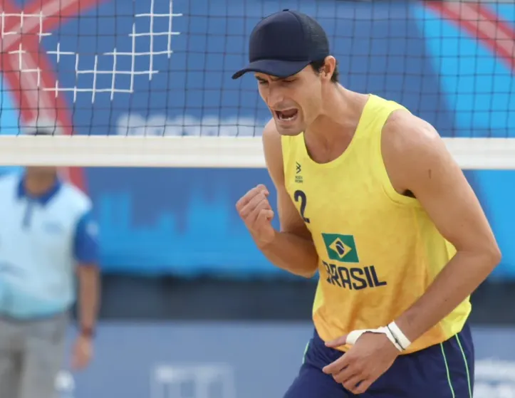 André, da dupla com George, comemora ponto contra a Argentina em jogo sofrido