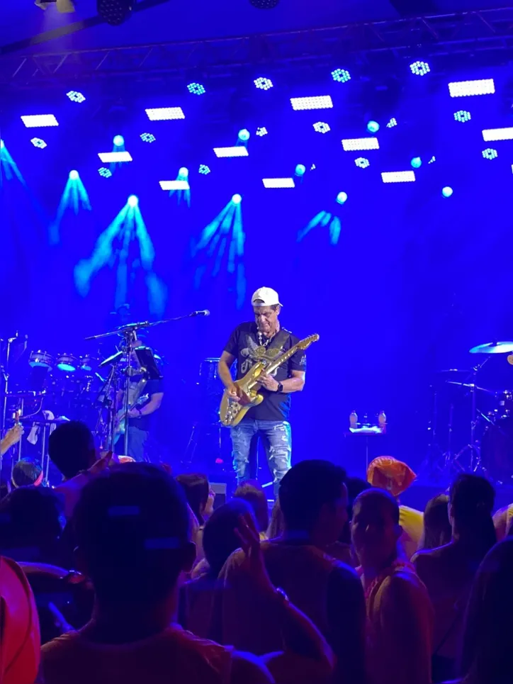 Durval Lelys cantou os clássicos da carreira