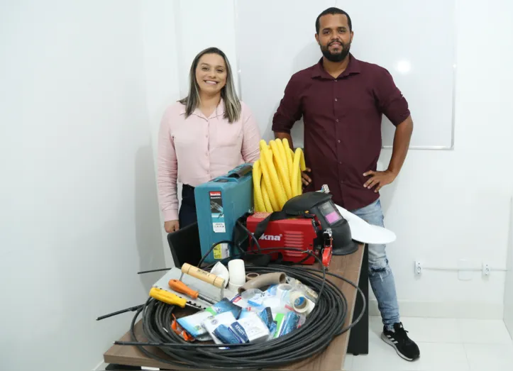 Vanessa e Juarez oferecem serviços elétricos, de encanamento, entre outros