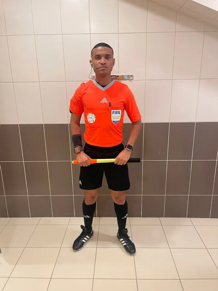 Luanderson com o uniforme da arbitragem para a partida da liga saudita