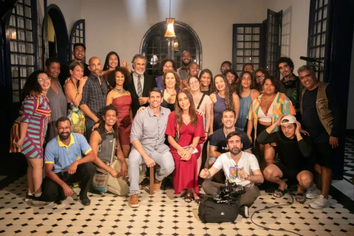 Equipe completa de Melodia de Amor comemora e registra em foto o fim de mais um dia de gravações na Ilha de Itaparica