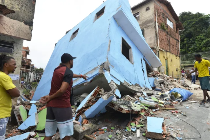 Os moradores não estavam no local no instante do desabamento