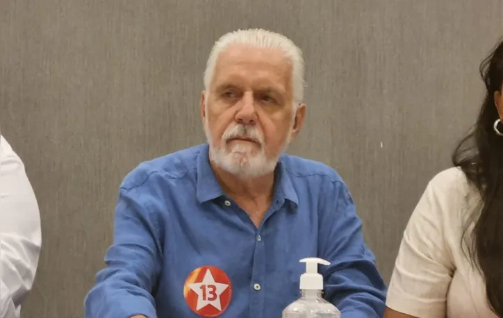 Jaques Wagner durante a plenária do PT em Salvador
