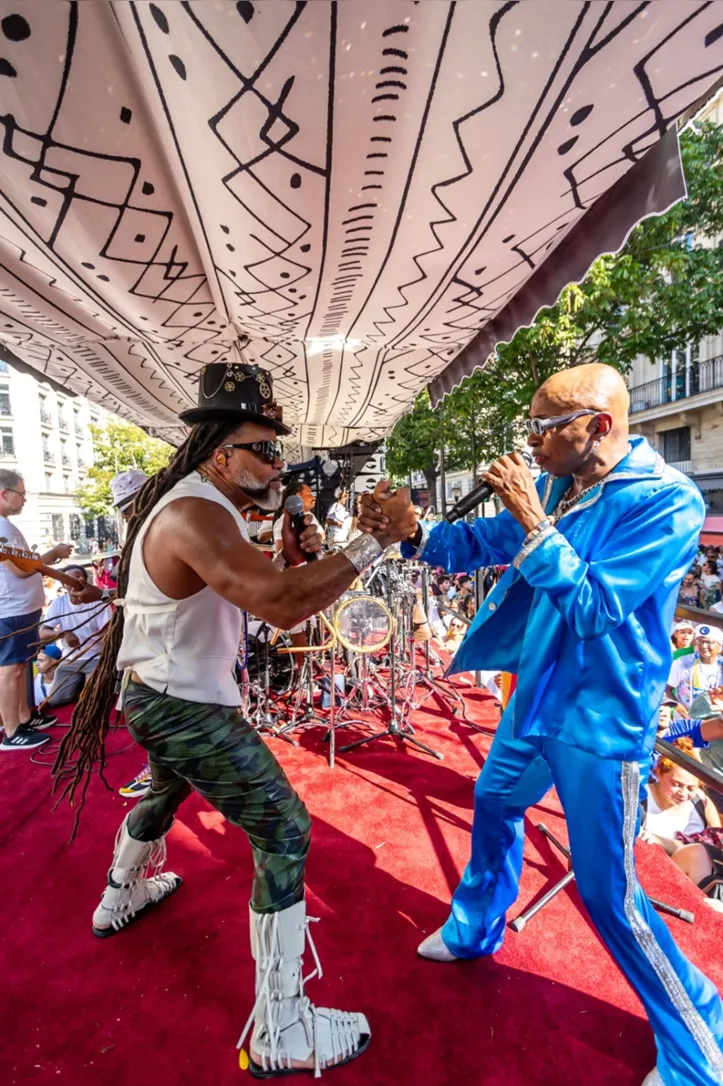 Carlinhos Brown comandou o trio elétrico, levando toda brasilidade e diversidade ao lado do idealizador do evento, Robertinho Chaves e vários grupos artísticos