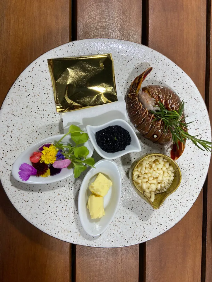 Ingredientes do Risoto Dubai. No prato a lâmina de ouro.