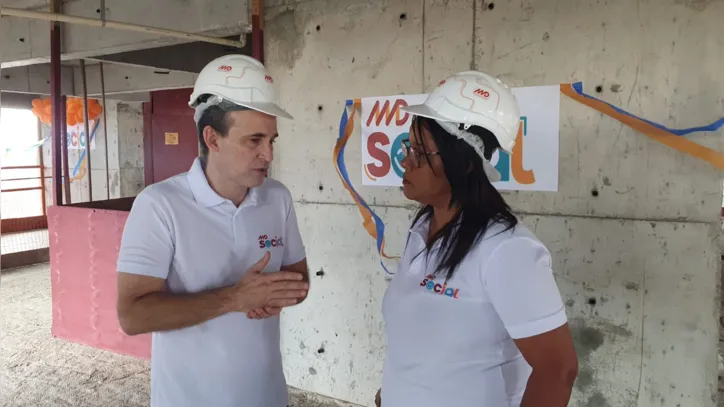 Fernando Amorim, diretor da Moura Dubeux, conversando com a secretária Fernanda Lordelo (SPMJ)