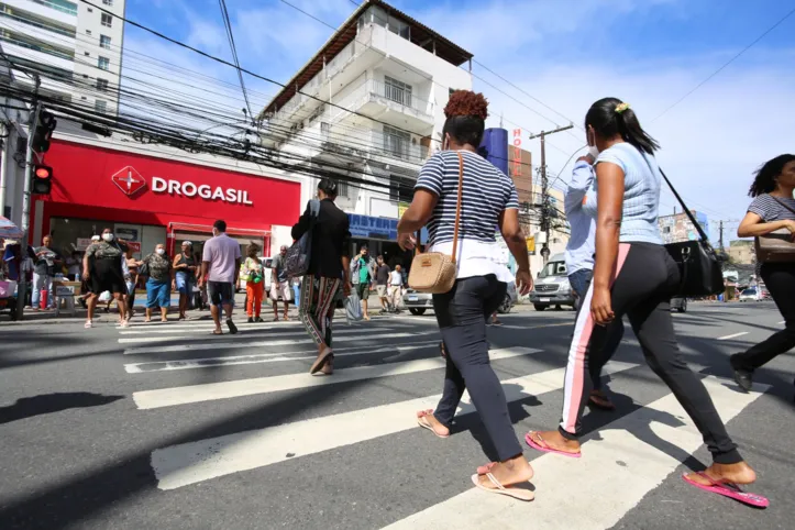 Condutores devem observar ambos os lados da via para verificar se há pedestres