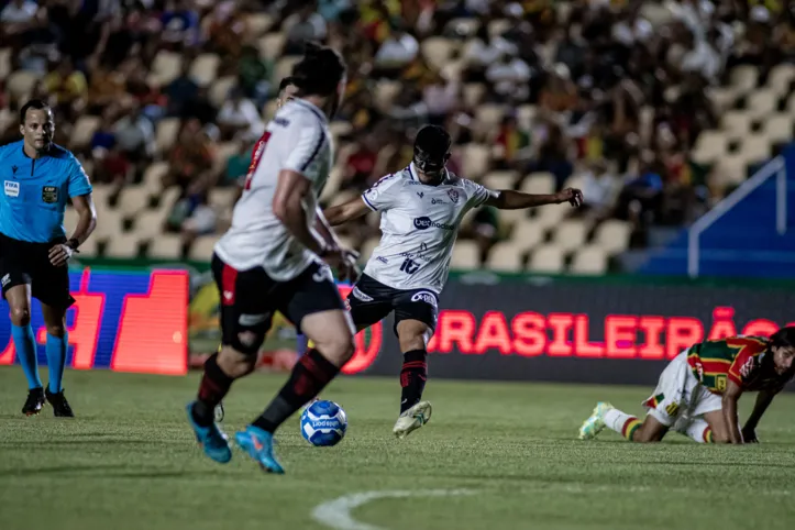 Em mais uma boa partida pelo Vitória, Edson Lucas arrisca finalização de fora de área