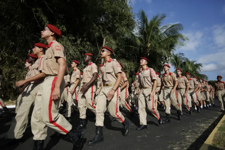 Alunos do Colégio Militar  ensaiando para o desfile