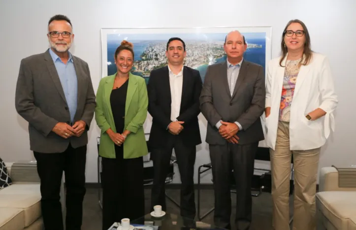 Thiago Guth (ao centro) com os diretores do grupo A TARDE: Jefferson Beltrão, Caroline Gois, Luciano Neves e Mariana Carneiro