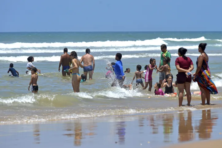 Dois homens ficaram à deriva após conseguirem escapar de um afogamento em Itapuã