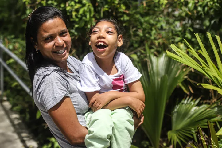 Jiliane Santos, 29, ao lado de sua filha atípica, Cássia Luane, 8 anos