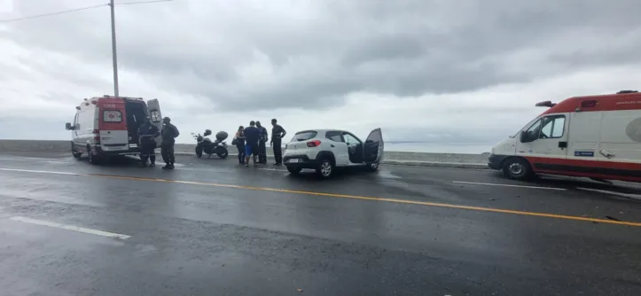 Imagem ilustrativa da imagem Vídeo: acidente entre dois carros e moto deixa feridos na Av. Contorno