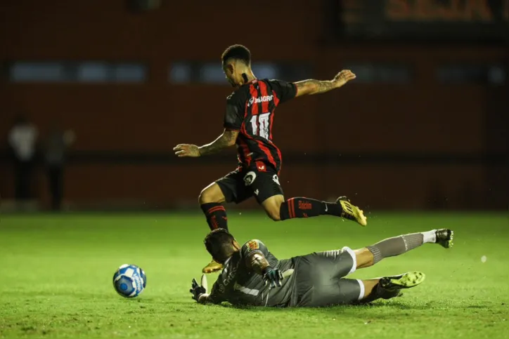 Matheusinho limpou o goleiro e tocou para Iury Castilho marcar, mas o camisa 10 estava em posição irregular