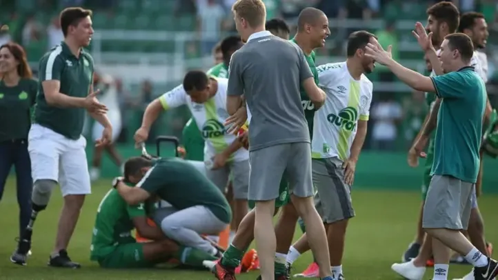 Jogadores da Chapecoense comemoram vitória contra o Coritiba