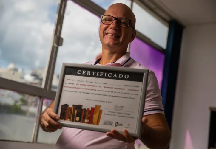 Na foto: Manoel Benício Dias e seu certificado do curso de extensão da área de cinema da FTC