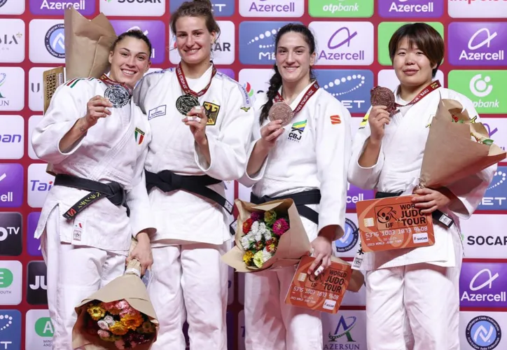 Mayra Aguiar (3ª da esquerda para a direita) posa com a medalha de bronze