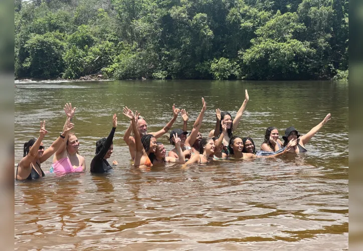 O grupo da expedição durante o banho na Prainha do Rio Novo