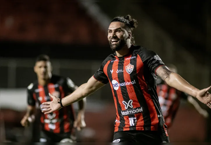 Léo Gamalho comemora seu 9º gol nesta Série B