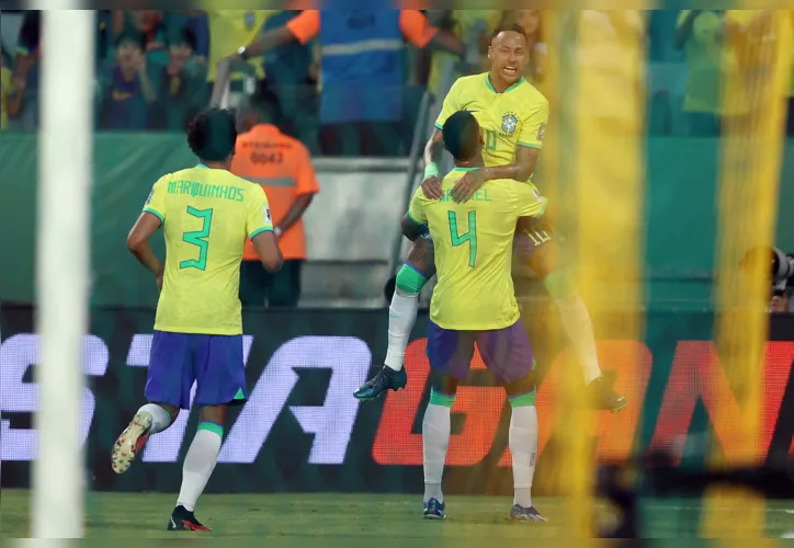Gabriel Magalhães comemora gol da Seleção Brasileira com Neymar, que deu assistência