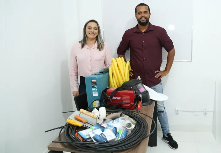 Vanessa e Juarez oferecem serviços elétricos, de encanamento, entre outros
