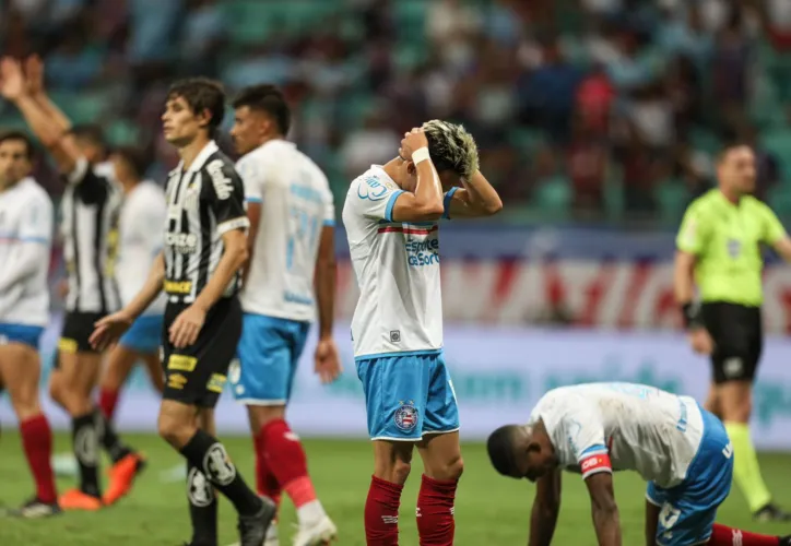 Jogadores do Bahia lamentam derrota dramática em confronto direto