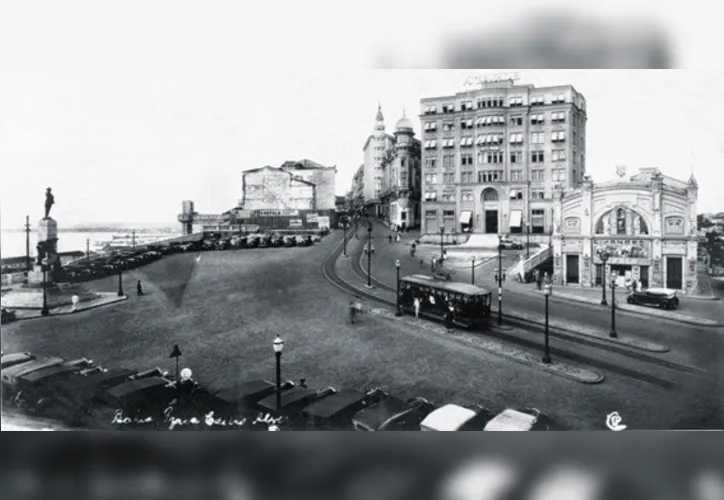 O CineTeatro Guarany está ao lado direito da foto, logo na lateral do antigo prédio do A TARDE e atual Hotel Fasano. Hoje, o prédio, que foi modificado, abriga o restaurante Guarany.