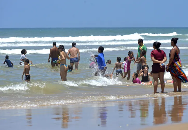 Dois homens ficaram à deriva após conseguirem escapar de um afogamento em Itapuã